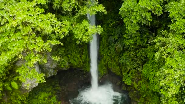Prachtige tropische waterval Camiguin, Filipijnen. — Stockvideo