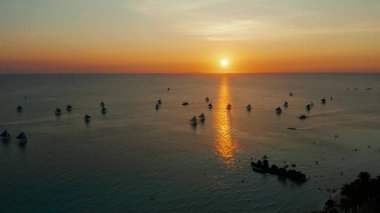 Denizin üzerinde gün batımı. Boracay, Filipinler