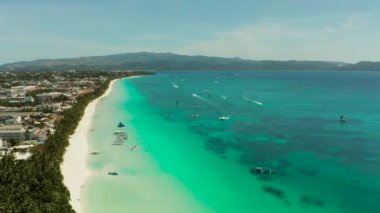 Island Boracay, Filipinler, yukarıdan bakın. Büyük adadaki binalar ve oteller.