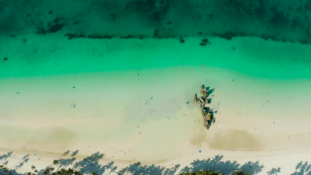 Tropischer Strand und blaues, klares Meer — Stockvideo