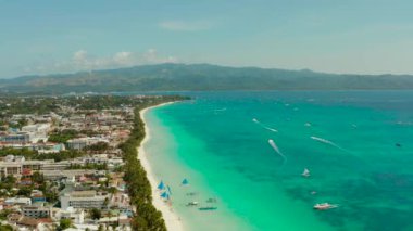 Island Boracay, Filipinler, yukarıdan bakın. Büyük adadaki binalar ve oteller.