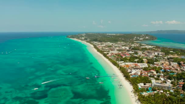 Island Boracay, Filipinler, yukarıdan bakın. Büyük adadaki binalar ve oteller. — Stok video