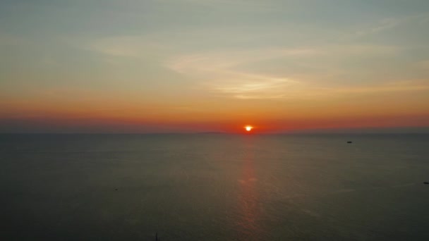 Felhős ég a tenger felett naplementekor. — Stock videók