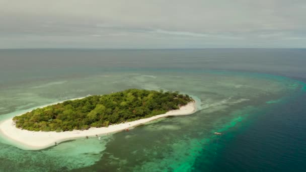 Tropický ostrov s písečnou pláží. Mantigue Island, Filipíny — Stock video