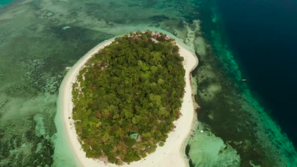 Trópusi sziget homokos stranddal. Sáska-sziget, Fülöp-szigetek — Stock videók