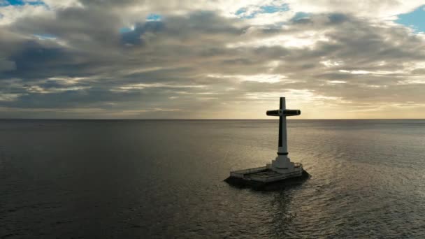 Versunkenes Friedhofskreuz auf der philippinischen Insel Camiguin. — Stockvideo