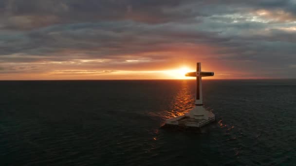 Potopený hřbitovní kříž na ostrově Camiguin, Filipíny. — Stock video