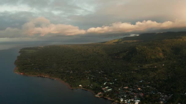 Kustlijn op het tropische eiland. Camiguin eiland Filippijnen. — Stockvideo