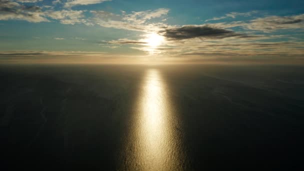 Auringonlasku meren yllä. — kuvapankkivideo