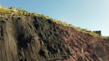Dağlık bölgede kaya düşmesi ve heyelanlara karşı koruyucu bariyerlerin inşası.