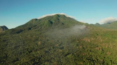 Dağlarla kaplı yağmur ormanları, Filipinler, Camiguin.