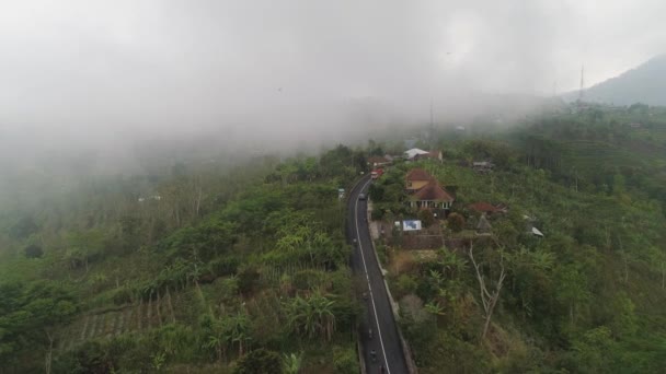 Hegyvidéki táj mezőgazdasági területek és falu Bali, Indonézia. — Stock videók