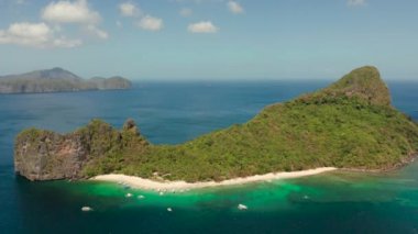 Kumlu bir tropik ada. El nido, Filipinler