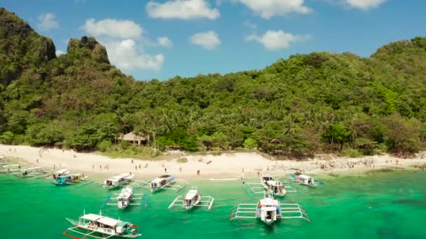 Isola tropicale con spiaggia sabbiosa. El nido, Filippine — Video Stock