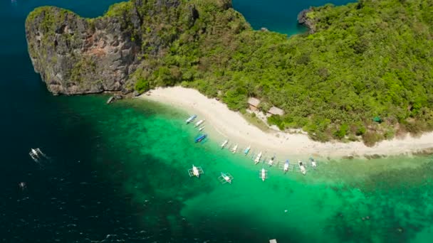 Тропический остров с песчаным пляжем. El nido, Филиппины — стоковое видео
