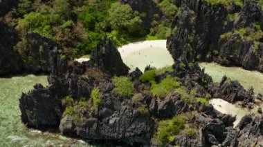 Tropik deniz suyu lagünü ve plaj, Filipinler, El Nido.