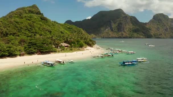 Isola tropicale con spiaggia sabbiosa. El nido, Filippine — Video Stock