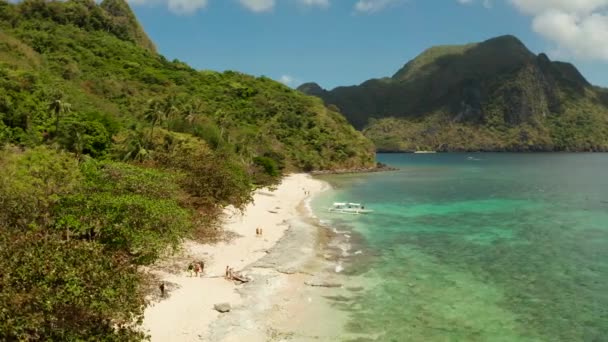 Тропический остров с песчаным пляжем. El nido, Филиппины — стоковое видео