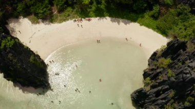 Tropik deniz suyu lagünü ve plaj, Filipinler, El Nido.