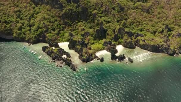 Laguna e spiaggia tropicale di acqua di mare, Filippine, El Nido. — Video Stock