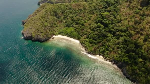 Torpical wyspa z białą piaszczystą plażą, widok z góry. — Wideo stockowe
