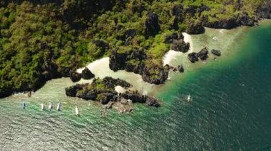 Tropik deniz suyu lagünü ve plaj, Filipinler, El Nido.