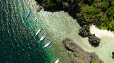 Tropik deniz suyu lagünü ve plaj, Filipinler, El Nido.
