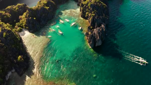 Laguna tropical de agua de mar, Filipinas, El Nido. — Vídeos de Stock