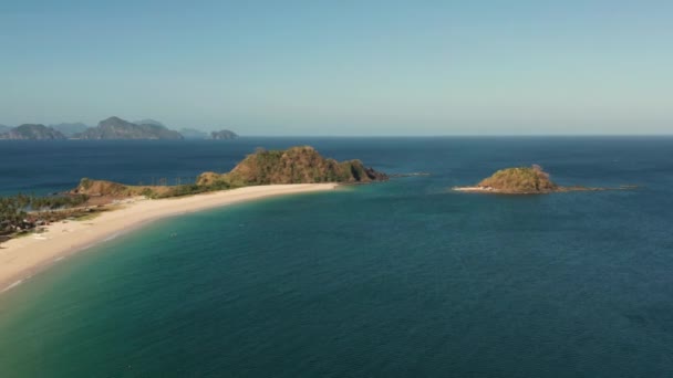 Grande plage tropicale avec sable blanc, vue d'en haut.