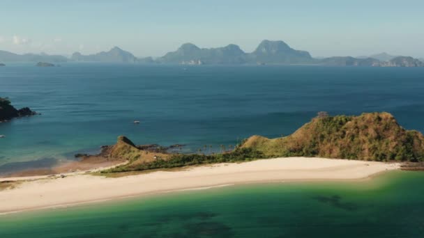 Ampia spiaggia tropicale con sabbia bianca, vista dall'alto. — Video Stock