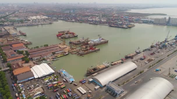 Zeehaven voor vracht en passagiers in Surabaya, Java, Indonesië — Stockvideo