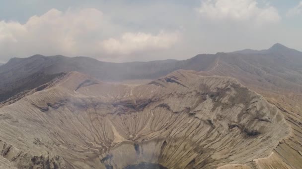 Горный пейзаж с действующим вулканом. Кратер вулкана, вид сверху . — стоковое видео