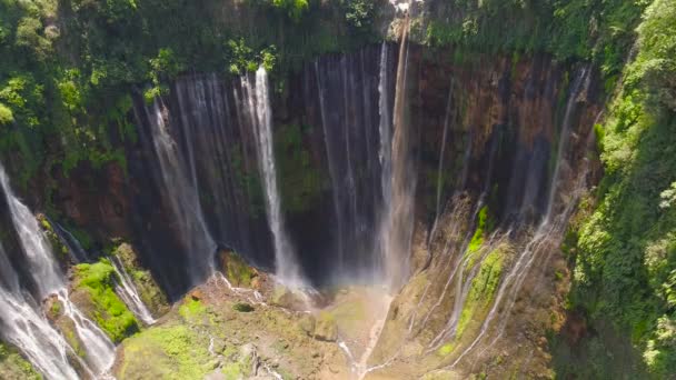 Vízesés a dzsungelben. gyönyörű vízesés Coban Sewu trópusi erdőben, Java Indonézia — Stock videók