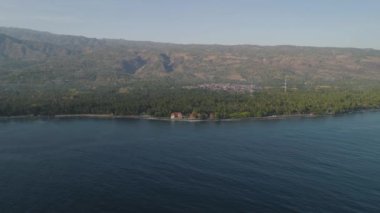 Tropikal plajlı deniz manzarası