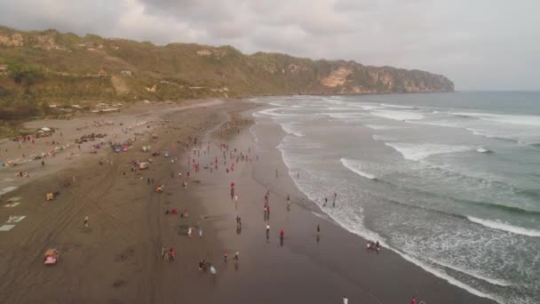 Песчаный пляж возле океана Джокьякарта — стоковое видео