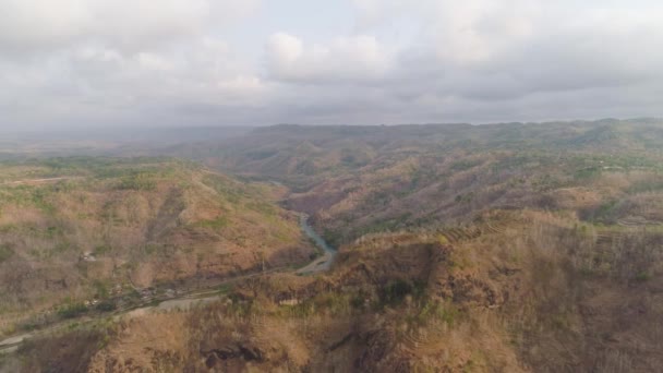 River in mountain canyon — Stock Video