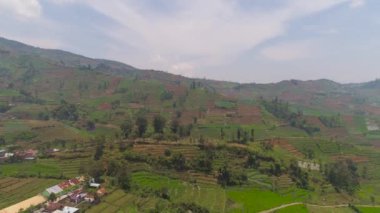 Dağlarda tarım arazileri olan tropikal manzaralar
