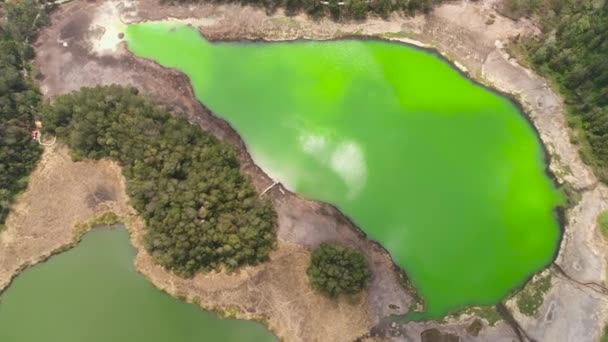 Telaga warna lago en la meseta dieng — Vídeo de stock