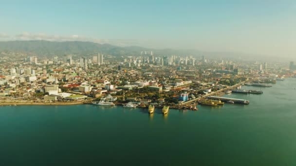 Pejzaż miejski w godzinach porannych. Ulice i port morski Cebu, Filipiny, widok z góry. — Wideo stockowe