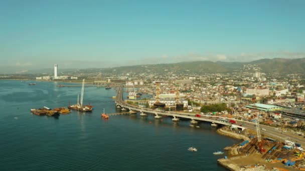 Panorama de Cebu le matin. Pont routier et port maritime, vue d'en haut . — Video
