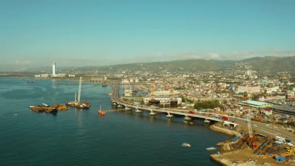 Sabah Ları Cebu Panoraması. Karayolu köprüsü ve liman, yukarıdan görünümü. — Stok video