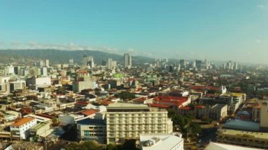 Sabah şehir manzarası. Cebu şehrinin sokakları ve evleri, Filipinler, üst görünümü.