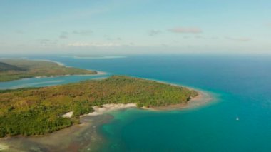 Balabac, Palawan, Filipinler. Güzel lagünler ile büyük bir adanın sahil, yukarıdan görünümü.