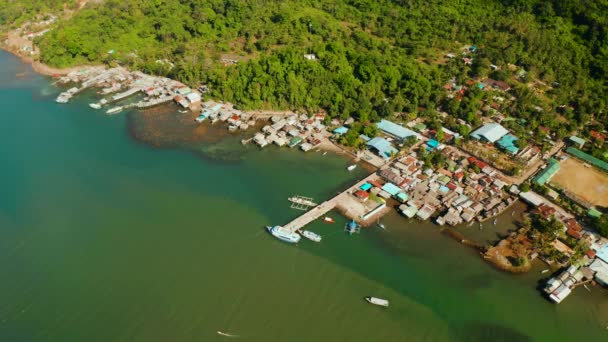 Balabac port. Häuser am Wasser und verschiedene Boote in der Bucht, Blick von oben. — Stockvideo