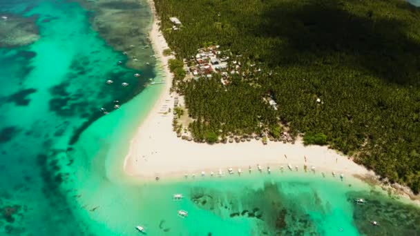 Schöne tropische Insel bei sonnigem Wetter, Blick von oben. Daco-Insel, Philippinen. — Stockvideo