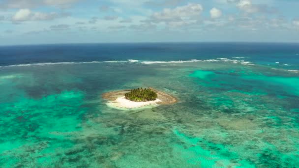Guyam Island, Siargao, Filipijnen. Klein eiland met palmbomen en een wit zandstrand. — Stockvideo