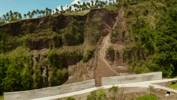 Route avec clôtures en béton sur l'île Camiguin, Philippines. Protection de la route contre les éboulements et glissements de terrain . — Video