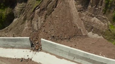 Camiguin Adası, Filipinler beton çitler ile Yol. Kaya düşmeleri ve heyelanlardan yolun korunması.