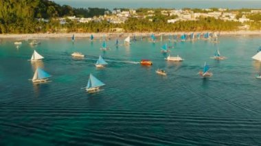 Akşam Boracay adasında mavi yelkenli.