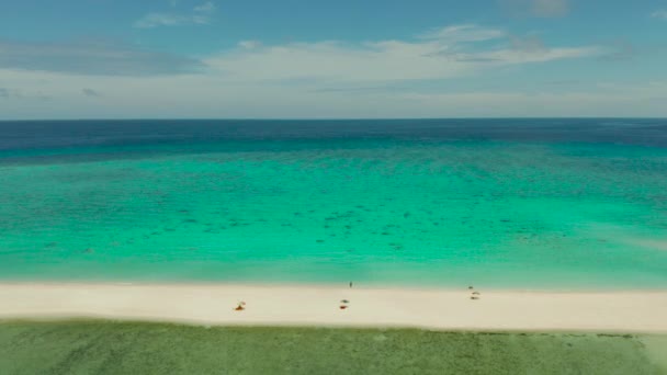 Bir mercan resifi üzerinde Kum plaj adası, üst görünümü. — Stok video